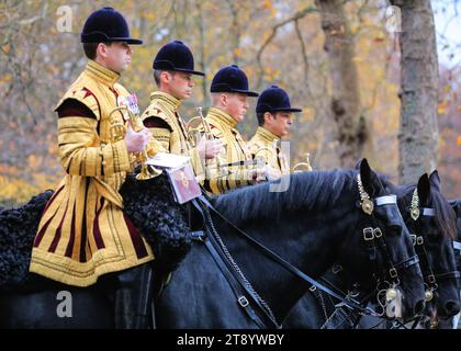 London, Großbritannien. November 2023. Das berittene Band der Haushaltskavallerie. Die Truppen fahren entlang der Mall und begleiten die Kutschen, die Mitglieder der britischen Königsfamilie und die Staatsbesucher aus Südkorea transportieren. Der Präsident der Republik Korea, seine Exzellenz Yoon Suk Yeol, in Begleitung von Frau Kim Keon Hee, besucht das Vereinigte Königreich als Gast ihrer Majestäten, des Königs und der Königin. Quelle: Imageplotter/Alamy Live News Stockfoto