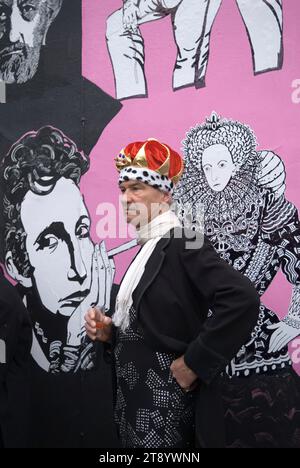 Chelsea Arts Club London UK. Die Mitglieder treffen sich vor dem neu dekorierten Clubhaus für den Fancy Dress Ball zum Queen Elizabeth II Diamond Jubilee. Künstlermitglieder gekleidet für diesen Anlass. 2012 2010er Jahre England HOMER SYKES Stockfoto