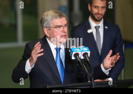 New York, Usa. November 2023. Thomas Bach (L), Präsident des Internationalen Olympischen Komitees (IOC), und Tony Estanguet, Präsident des Organisationskomitees der Olympischen und Paralympischen Spiele von Paris 2024, treffen Journalisten auf der UN-Generalversammlung am 21. November 2023 in New York. Frankreich wird den Mitgliedstaaten in enger Zusammenarbeit mit dem IOC, dem Internationalen Paralympischen Komitee und dem Organisationskomitee förmlich einen Entschließungsentwurf zum Olympischen Waffenstillstand für Paris 2024 vorlegen. Quelle: Brazil Photo Press/Alamy Live News Stockfoto
