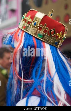 Rot-weiß-blaue Perücke Frau mit Krone, Chelsea Arts Club Mitglied Fancy Dress Party für das Queen Elizabeth II Diamond Jubilee, England der 2012 2010er Jahre, UK HOMER SYKES Stockfoto