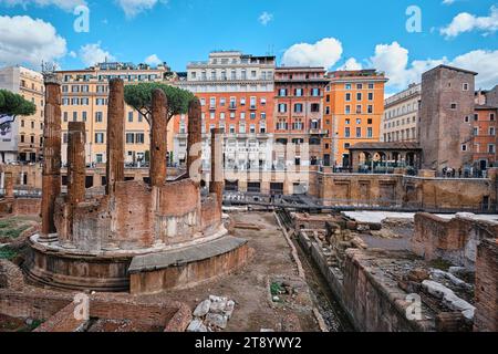 Rom, Italien - 29. Oktober 2023: Largo di Torre Argentinien ist ein Platz mit vier römischen republikanischen Tempeln und den Überresten des Pompeius-Theaters Stockfoto