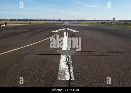 Blick auf die Start- und Landebahn am stillgelegten Flughafen Berlin Tempelhof / Tempelhofer Feld Stockfoto