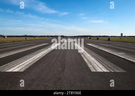 Blick auf die Start- und Landebahn am stillgelegten Flughafen Berlin Tempelhof / Tempelhofer Feld Stockfoto