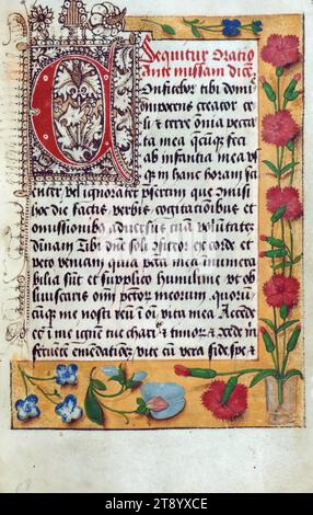 Gebetsbuch (Zusammenstellung), Initial, dieses Gebetsbuch, ca. 1500, ist eine Zusammenstellung mehrerer Texte aus mindestens fünf verschiedenen Händen, wobei die Miniaturen ebenfalls mehrere Hände aufweisen. Besonders hervorzuheben sind die illusionistischen Grenzen mit außergewöhnlichen Motiven. Grenzen zu Beginn des Buches scheinen von einem anderen Künstler zu sein, da spätere Grenzgruppen sich in Design und Farbe unterscheiden, mit kleineren Motiven, weniger Gedränge, blühenden roten Nelken und Lilien und einigen amüsanten Drollerien Stockfoto