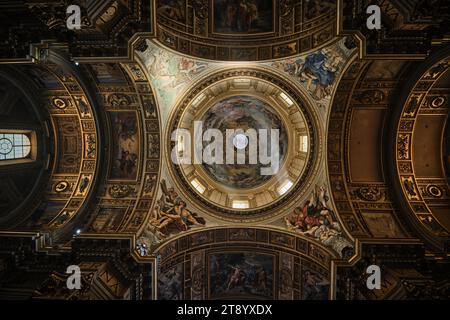 Rom, Italien - 29. Oktober 2023: Kuppel der Kirche Sant'Andrea della Valle Stockfoto