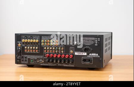 Göteborg, Schweden - 22. Mai 2020: Rückseite eines NAD T737 Surround Sound Receivers. Stockfoto