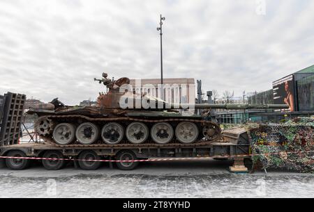 Russischer Kampfpanzer T-72 B3, der im Februar 2022 bei einem Angriff auf die Ukraine eingesetzt wurde, bis die Ukrainer ihn bei Kiew zerstörten. Stockfoto