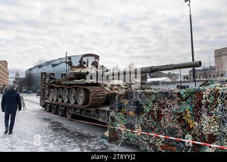 Russischer Kampfpanzer T-72 B3, der im Februar 2022 bei einem Angriff auf die Ukraine eingesetzt wurde, bis die Ukrainer ihn bei Kiew zerstörten. Stockfoto