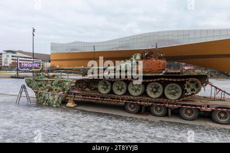 Russischer Kampfpanzer T-72 B3, der im Februar 2022 bei einem Angriff auf die Ukraine eingesetzt wurde, bis die Ukrainer ihn bei Kiew zerstörten. Stockfoto