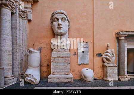 Rom, Italien - Oktober 30 2023: Antike römische Statue des Kaisers Konstantin des Großen im Innenhof der Kapitolinischen Museen Stockfoto