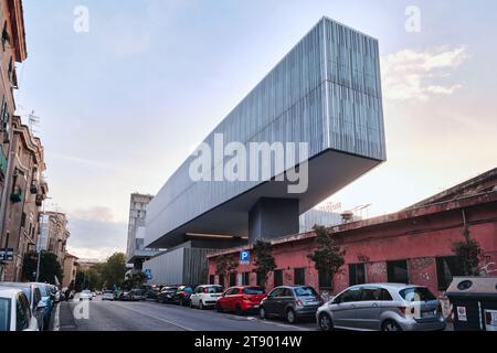 Rom, Italien - Oktober 30 2023: Stadterneuerung der Stadt Sonne (Città del Sole) mit zeitgenössischer Architektur und großem Freischwinger in der Nähe von Tiburt Stockfoto