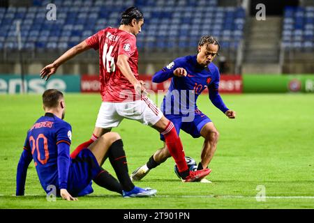 FARO - (l-r) Evan de Haro aus Gibraltar, Xavi Simons aus Holland während des Qualifikationsspiels der EM in der Gruppe B zwischen Gibraltar und den Niederlanden am 21. November 2023 in Faro-Loulé, Portugal. ANP OLAF KRAAK Stockfoto