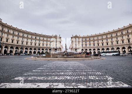 Rom, Italien - Oktober 30 2023: Der Brunnen der Naiaden auf dem Platz der Republik (Piazza della Repubblica) in Rom während des Tages Stockfoto