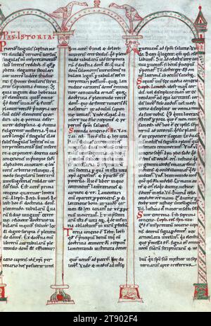 Leuchtmanuskript, Gloss on the Wehklagen Jeremias, Arcade mit Geiern, Masken und Tieren, diese illustrierte Kopie der Wehklagen Jeremias mit dem Glanz (oder Interpretation) Gilberts von Auxerre wurde in Österreich in der zweiten Hälfte des 12. Jahrhunderts geschrieben und stammt aus dem Kloster Seitenstetten. Gilbert starb 1134, und das Manuskript ist ein frühes und wichtiges Zeugnis seines Textes. Der Glanz ist in einer kleinen Schrift geschrieben und ist sowohl interlinear als auch marginal. Dieses Layout ist typisch für Hochglanzbücher der Bibel aus dem 12. Jahrhundert Stockfoto