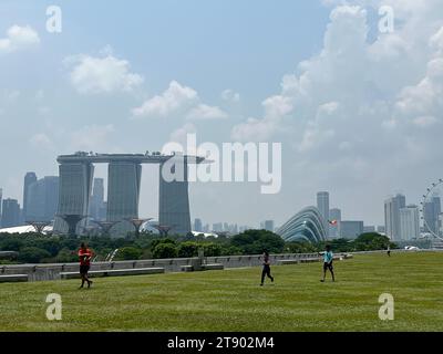 Singapur, Singapur. Oktober 2023. Blick auf die berühmten Supertrees (M) und das Marina Bay Sands Hotel. Vermerk: Carola Frentzen/dpa/Alamy Live News Stockfoto