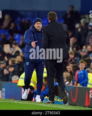 Nordirland-Trainer Tommy Wright und England-Trainer Lee Carsley schütteln sich nach dem Qualifikationsspiel der Gruppe F zur UEFA-Euro-U21-Meisterschaft in Goodison Park, Liverpool die Hände. Bilddatum: Dienstag, 21. November 2023. Stockfoto