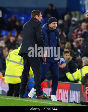 Nordirland-Trainer Tommy Wright und England-Trainer Lee Carsley schütteln sich nach dem Qualifikationsspiel der Gruppe F zur UEFA-Euro-U21-Meisterschaft in Goodison Park, Liverpool die Hände. Bilddatum: Dienstag, 21. November 2023. Stockfoto