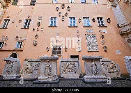 Rom, Italien - Oktober 30 2023: Alter Innenhof in den Kapitolinischen Museen und Marmorstatuen und Fragmente Stockfoto