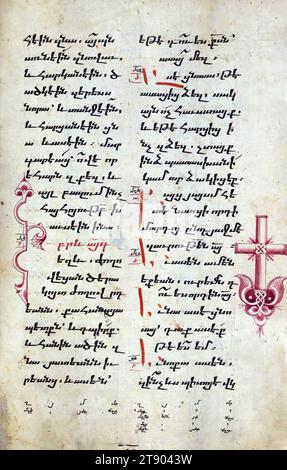 Evangelien, Kreuz, dieses Armenische Evangeliumsbuch wurde 904 der armenischen Ära (1455 n. Chr.) im Kloster Gamałiēl in Xizan vom Schriftgelehrten Yohannēs Vardapet, Sohn von Vardan und Dilšat, produziert und wurde vom Priester Xačʿatur beleuchtet. Der Priester Pʿilipos gab das Manuskript als Gedenkstätte für sich selbst, seine Eltern Łazar und Xutʿlumēlikʿ in Auftrag. Pʿilipos ist neben seinen Brüdern Yusēpʿ und Sultanša dargestellt, die vor der Jungfrau und dem Kind auf dem Thron knien (Theotokos) Stockfoto