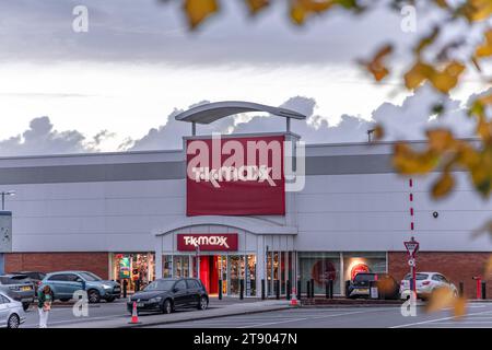 Bristol, UK - 24. Oktober 2023: TK Maxx, das britische Discount-Shop-Schild und Ladenfront in der Herbstdämmerung Stockfoto