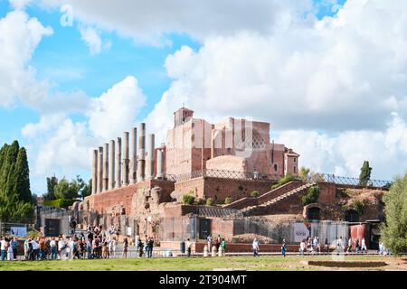 Rom, Italien - 4. November 2023: Blick auf den Tempel der Venus und der Roma auf dem Velian-Hügel im Forum Romanum Stockfoto