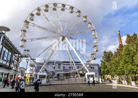 Bristol, Großbritannien - 28. Oktober 2023: Skyline auf dem Millennium Square mit Riesenrad und Schornstein Stockfoto