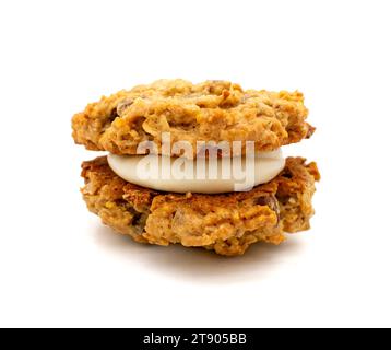 Nahaufnahme von Haferflockencremekuchen mit Walnüssen und Schokoladenchips und Buttercremefüllung Stockfoto