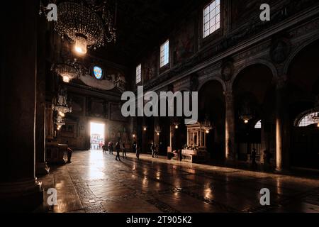 Rom, Italien - 4. November 2023: Im Inneren mit antiken Steinbögen steht die Basilika Santa Maria in Aracoeli auf dem Kapitolshügel Stockfoto