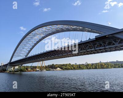 Die Podilski-Brücke ist eine kombinierte Straße-Schiene-Brücke über den Fluss Dnipro, die in Kiew, Ukraine, gebaut wird Stockfoto