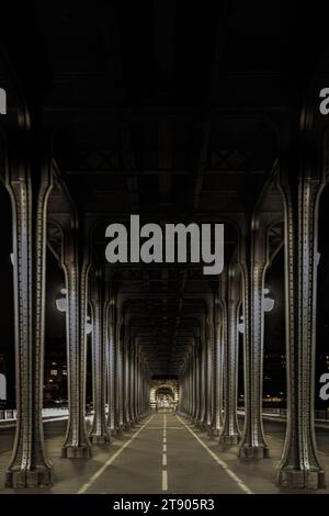 Paris, Tour Eiffel, pont de Bir Akeim, Photo de nuit dans Paris, Stockfoto