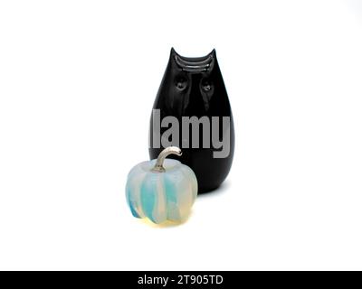 Geschnitzte Edelstein Onyx schwarze Katze und Mondstein Kürbis halloween Figuren Stockfoto