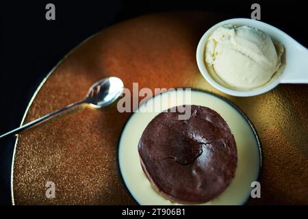 Schokoladenkuchen mit Vanilleeis auf einem Teller Stockfoto