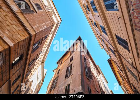 Rom, Italien - 29. Oktober 2023: Alte historische Straßen und typisch römische Architektur in der Innenstadt Stockfoto