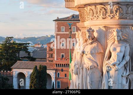 Rom, Italien - 29. Oktober 2023: Denkmal von Victor Emmanuel II. Oder II. Vittoriano und Skulpturen bei Sonnenuntergang auf der Piazza Venezia Stockfoto