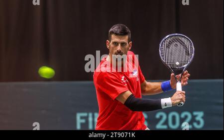 21. November 2023: 21. November 2023 (Malaga) der Tennisspieler Novak Djokovic hat heute Nachmittag zum ersten Mal auf der Strecke von MartÃ-n Carpena von Malaga trainiert. Der Serbe hat mit einem Ellbogen trainiert. Es gibt Länder, die den Salat im Finale des Davis Cup 2023 anstreben: Kanada, Italien, Holland, Finnland, Großbritannien, Tschechien, Australien und Serbien besitzen Djokovic. (Kreditbild: © Lorenzo Carnero/ZUMA Press Wire) NUR REDAKTIONELLE VERWENDUNG! Nicht für kommerzielle ZWECKE! Stockfoto