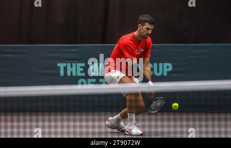 21. November 2023: 21. November 2023 (Malaga) der Tennisspieler Novak Djokovic hat heute Nachmittag zum ersten Mal auf der Strecke von MartÃ-n Carpena von Malaga trainiert. Der Serbe hat mit einem Ellbogen trainiert. Es gibt Länder, die den Salat im Finale des Davis Cup 2023 anstreben: Kanada, Italien, Holland, Finnland, Großbritannien, Tschechien, Australien und Serbien besitzen Djokovic. (Kreditbild: © Lorenzo Carnero/ZUMA Press Wire) NUR REDAKTIONELLE VERWENDUNG! Nicht für kommerzielle ZWECKE! Stockfoto