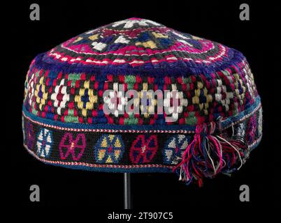 Hut, 20. Jahrhundert, 5/16 x 7 1/2 x 6 5/16 Zoll (10,95 x 19,05 x 16,03 cm) (ohne Rückenpompon), Baumwolle; Handarbeit, Usbekistan, 20. Jahrhundert Stockfoto