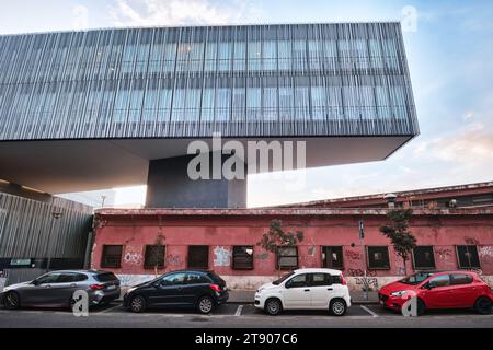 Rom, Italien - Oktober 30 2023: Stadterneuerung der Stadt Sonne (Città del Sole) zeitgenössische Architektur und großer Freischwinger in der Nähe von Tiburtina Stockfoto