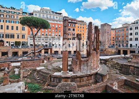 Rom, Italien - 29. Oktober 2023: Largo di Torre Argentinien ist ein Platz mit vier römischen republikanischen Tempeln und den Überresten des Pompeius-Theaters Stockfoto