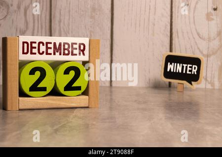 Vintage-Foto, Dezember 22.. Datum des 22. Dezember auf Holzwürfelkalender, Platz für Text an Bord kopieren Stockfoto