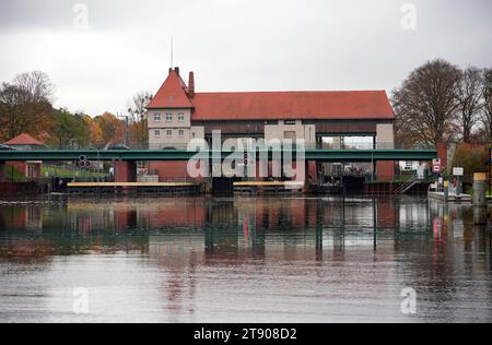 Kleinmachnow, Deutschland. November 2023. Die Schleuse des Teltow-Kanals. Die Anlage wurde 1906 von Kaiser Wilhelm II. Feierlich eröffnet. Quelle: Soeren Stache/dpa/Alamy Live News Stockfoto