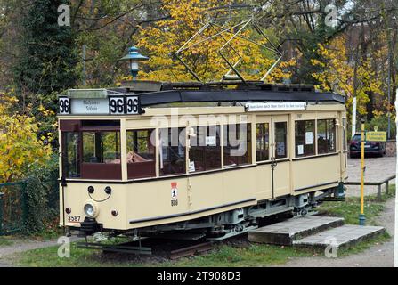 Kleinmachnow, Deutschland. November 2023. Die Kutsche einer historischen Straßenbahn der ehemaligen Linie 96 steht als Touristenattraktion am Ortseingang. Quelle: Soeren Stache/dpa/Alamy Live News Stockfoto