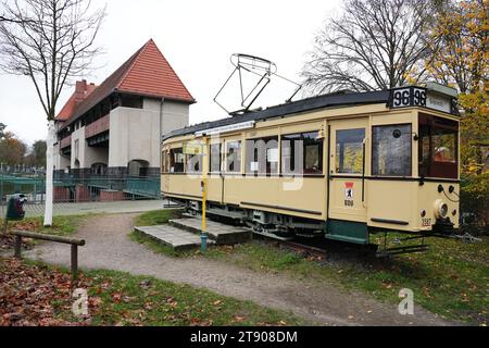 Kleinmachnow, Deutschland. November 2023. Die Kutsche einer historischen Straßenbahn der Linie 96 steht als Touristenattraktion am Ortseingang neben der Schleuse. Quelle: Soeren Stache/dpa/Alamy Live News Stockfoto