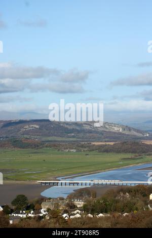 Northern Trains der Baureihe 195 Civity Dieseltriebwagen überquerten das Arnside Viadukt über den Fluss Kent bei Arnside in Cumbria am 21. November 2023. Stockfoto