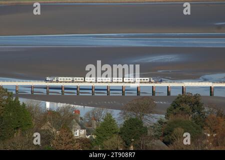 Northern Trains der Baureihe 195 Civity Dieseltriebwagen überquerten das Arnside Viadukt über den Fluss Kent bei Arnside in Cumbria am 21. November 2023. Stockfoto