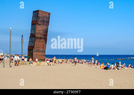 L'estel Ferrit, der verwundete Stern, moderne abstrakte Stahlskulptur von Rebecca Horn, Menschen am Strand Sant Miquel, Barceloneta Beach, Barcelona, Spanien Stockfoto