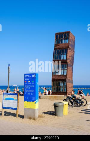 L'estel Ferrit, der verwundete Stern, moderne abstrakte Stahlskulptur von Rebecca Horn, Menschen am Strand Sant Miquel, Barceloneta Beach, Barcelona, Spanien Stockfoto