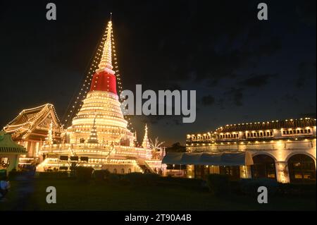 Nachtzeit des wichtigsten Gotteshauses, wenn Phra Samut Chedi das Siegel der Stadt Samut Prakan ist, Stockfoto