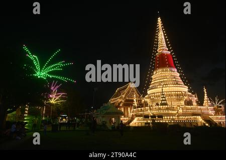 Nachtzeit des wichtigsten Gotteshauses, wenn Phra Samut Chedi das Siegel der Stadt Samut Prakan ist, Stockfoto