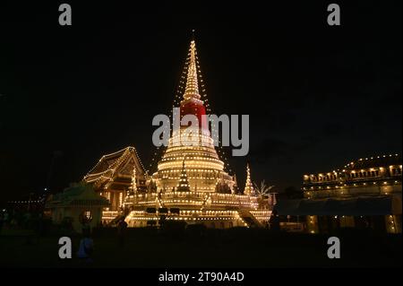 Nachtzeit des wichtigsten Gotteshauses, wenn Phra Samut Chedi das Siegel der Stadt Samut Prakan ist, Stockfoto